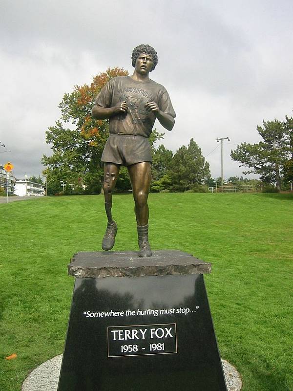 Socha Terryho Foxe u "míle nula", tedy na někdejším startu jeho běhu v kanadské Victorii