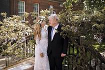 Britský premiér Boris Johnson a jeho manželka Carrie (dříve Symondsová) po svatebním obřadu, který se odehrál 29. května 2021. Snímek poskytl úřad britského premiéra.