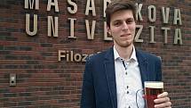 Mladý historik Libor Zajíc se v Brně zabývá kulturními dějinami piva a pivovarnictví. Blízká je mu i pivní turistika, ochutnává regionální značky z celého světa.