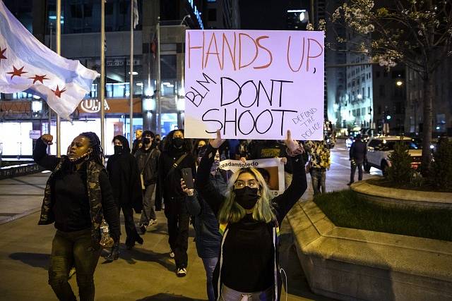 Policie v Chicagu zastřelila 13letého kluka. Lidé vyšli do ulic demonstrovat.
