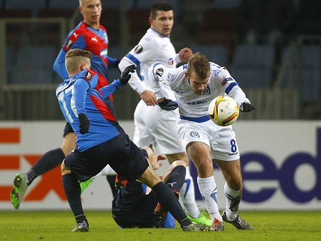 Dinamo Minsk - Viktoria Plzeň. Patrik Hrošovský s Gleb Rassadkin.