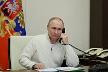 Ruský prezident Vladimír Putin při telefonickém rozhovoru v moskevském Kremlu 5. ledna 2022