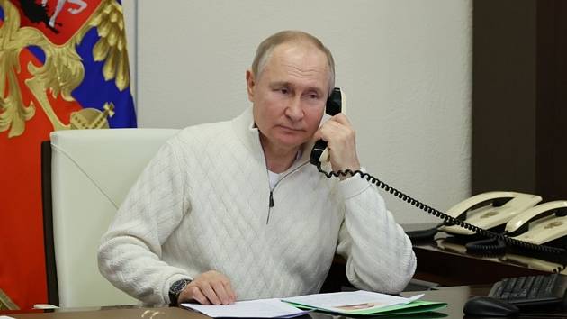 Ruský prezident Vladimír Putin při telefonickém rozhovoru v moskevském Kremlu 5. ledna 2022