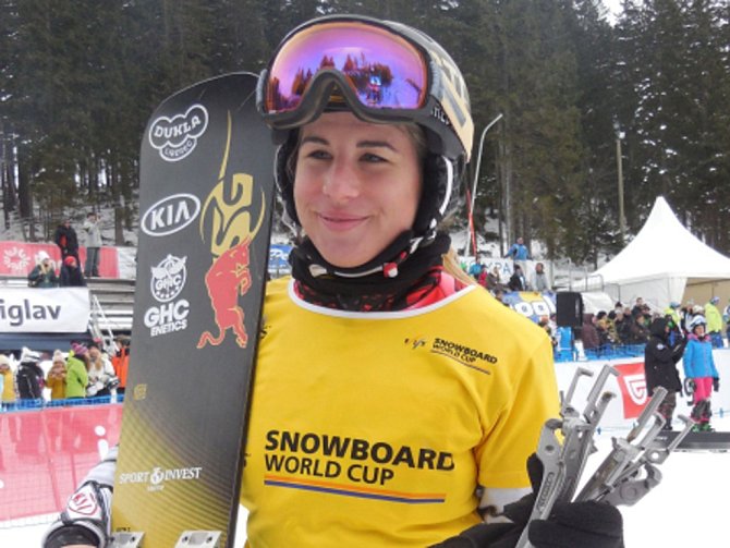 Ester Ledecká s trofejí pro vítězku paralelního obřího slalomu v Rogle. 