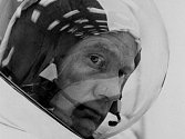 Šestaosmdesátiletému bývalému astronautovi se podle cestovní kanceláře White Desert udělalo špatně během skupinové výpravy na Jižní pól a následně musel být přepraven do americké výzkumné stanice McMurdo. 