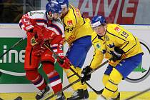 Čeští hokejisté (v červeném) proti Švédsku.