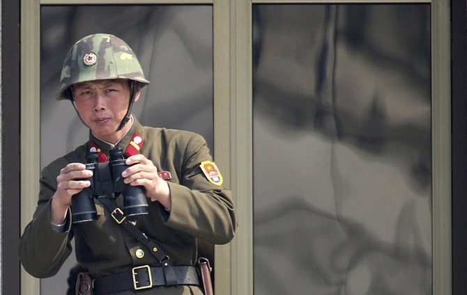 Severokorejský voják hlídkuje v demilitarozované zóně na hranici KLDR a Jižní Koreje. Ilustrační snímek