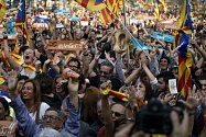 Katalánci v ulicích po vyhlášení výsledků referenda.