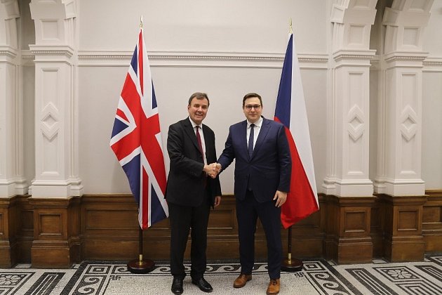 Ministr zahraničí Jan Lipavský a britský poradce pro národní bezpečnost sir Tim Barrow.