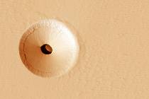Tajuplná "díra" na povrchu Marsu byla objevena náhodou v roce 2011 při snímkování sopečného štítu Pavonis Mons kamerou HiRISE, umístěnou na palubě americké planetární sondy Mars Reconnaissance Orbiter, kroužící kolem Marsu