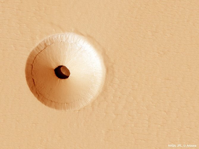 Tajuplná "díra" na povrchu Marsu byla objevena náhodou v roce 2011 při snímkování sopečného štítu Pavonis Mons kamerou HiRISE, umístěnou na palubě americké planetární sondy Mars Reconnaissance Orbiter, kroužící kolem Marsu