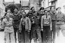 Členové SOE ve Francii, rok 1944. Vpředu zleva plukovník Charles, velitel Thomas, Marcel Lacouture a major McKenzie. Vzadu kpt. R. Maloubier (SOE), podporučíci Lannoux a Jean Claude Guiet, mjr. Jacques de Guelis (SOE), Andre Simon a Jacques Dufour (SOE)