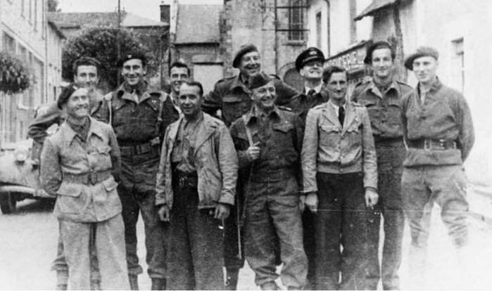 Členové SOE ve Francii, rok 1944. Vpředu zleva plukovník Charles, velitel Thomas, Marcel Lacouture a major McKenzie. Vzadu kpt. R. Maloubier (SOE), podporučíci Lannoux a Jean Claude Guiet, mjr. Jacques de Guelis (SOE), Andre Simon a Jacques Dufour (SOE)
