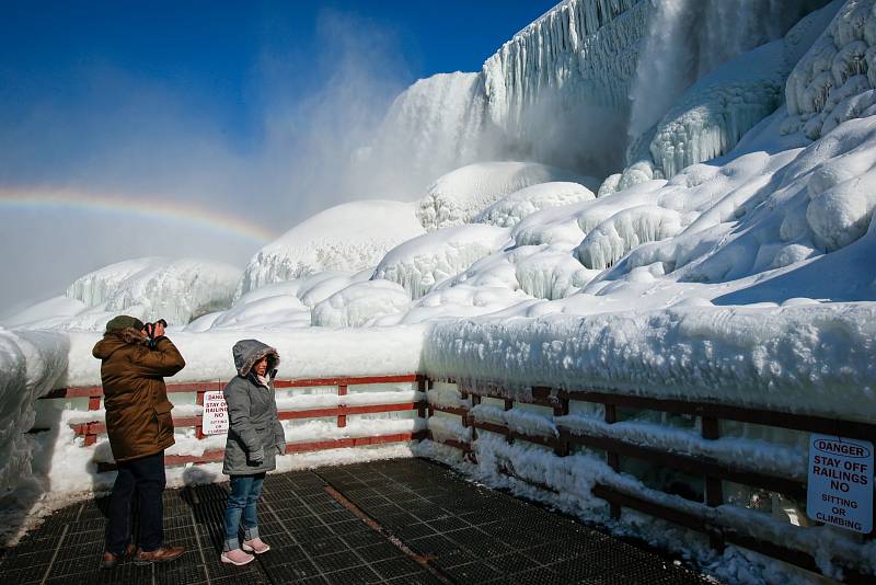 Niagarské vodopády pokryl sníh a led