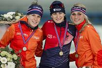 Martina Sáblíková (uprostřed) se zlatou medailí ze Stavangeru. Příště už dostane větší trofej za celkový triumf