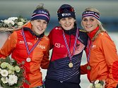 Martina Sáblíková (uprostřed) se zlatou medailí ze Stavangeru. Příště už dostane větší trofej za celkový triumf