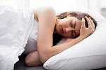 Podle posledních průzkumů ženy, které mají problémy se spánkem, trpí nejčastěji bolestivou a nepravidelnou menstruací.