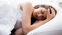 Spánkový dluh se hromadí a podle odborníků se delším spánkem o víkendu moc smazat nedá.