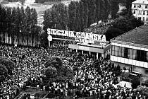 V srpnu roku 1980 začala okupační stávka v Gdaňských loděnicích, spontánně podpořená obyvateli. Vzniklo nezávislé odborové hnutí Solidarita. Po zbití jeho představitelů následovala v březnu 1981 další stávka, tentokrát celostátní