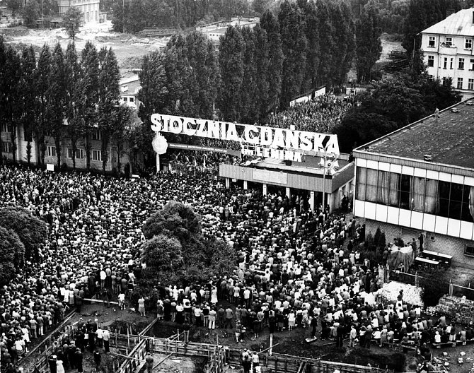 V srpnu roku 1980 začala okupační stávka v Gdaňských loděnicích, spontánně podpořená obyvateli. Vzniklo nezávislé odborové hnutí Solidarita. Po zbití jeho představitelů následovala v březnu 1981 další stávka, tentokrát celostátní