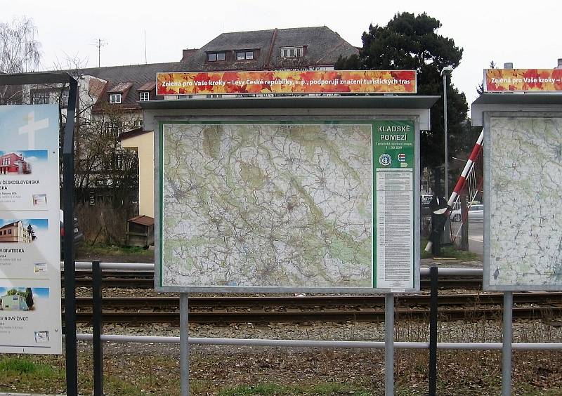 Turisté mají problémy s umisťováním map na nádraží nebo k nim, na drahách za nich chtějí peníze. Starších map na pozemcích SŽ nebo ČD se to zatím netýká a cestující si je mohou užít.