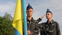 Kadeti Charkovské letecké akademie Ivana Kožeduba slavnostně vztyčují ukrajinskou vlajku.