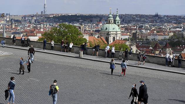 Uvolnění vládních opatření kvůli pandemii koronaviru vylákalo 26. dubna 2020 množství lidí k procházce po Hradčanském náměstí v Praze.