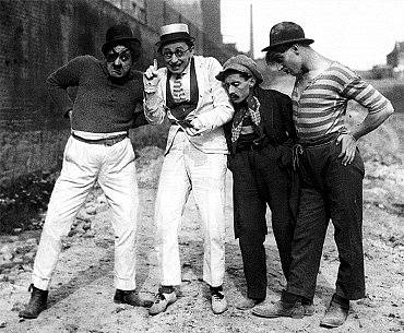 Theodor Pištěk, Vlasta Burian, Walter Schorsch, Jan W. Speerger ve filmu Tu ten kámen z roku 1923