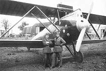 První vyrobený československý vojenský letoun Letov Š-1. Před ním stojí konstruktér Alois Šmolík a pilot Klement Adamec.