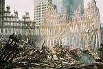 Pozůstatky jižní věže Světového obchodního centra, poté, co se 11. září 2001 zřítila po teroristickém útoku.