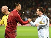 Cristiano Ronaldo (vlevo) s Lionelem Messim už Zlatý míč mají, německý brankář Manuel Neuer ještě ne.