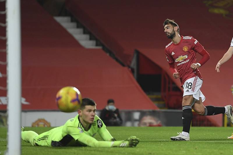 STŘELEC MANCHESTERU. Bruno Fernandes se na výhře 9:0 nad Southamptonem podílel jednou brankou z penalty. Takto překonal nedávno brankáře Leedsu Illana Mesliera.