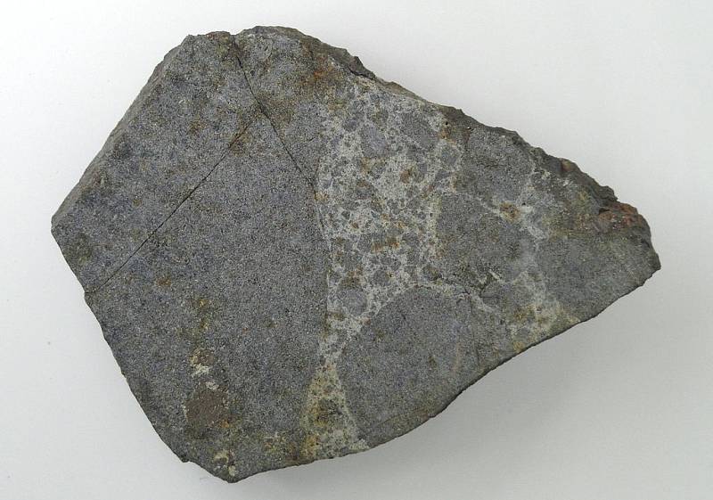 Úlomek z ensisheimského meteoritu při výstavě ve Freiburském přírodním muzeu v Bádensku-Württembersku
