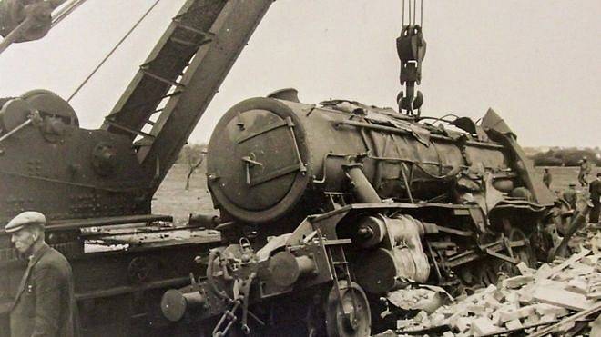 Zničená lokomotiva po explozi muničního vagónu