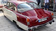 Nebo dvoubarevně lakovaná Tatra 603
