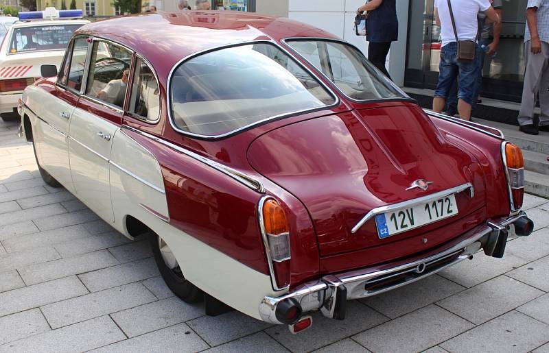 Nebo dvoubarevně lakovaná Tatra 603