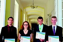 Mladí Ajťáci. A. Tojchan, N. Táborská, M. Strouhal a P. Vondrák (zleva) dnes odlétají na finále počítačové soutěže.