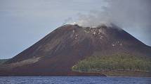 Sopka Krakatoa na snímku s dnes již neexistujícím sopečným kuželem.