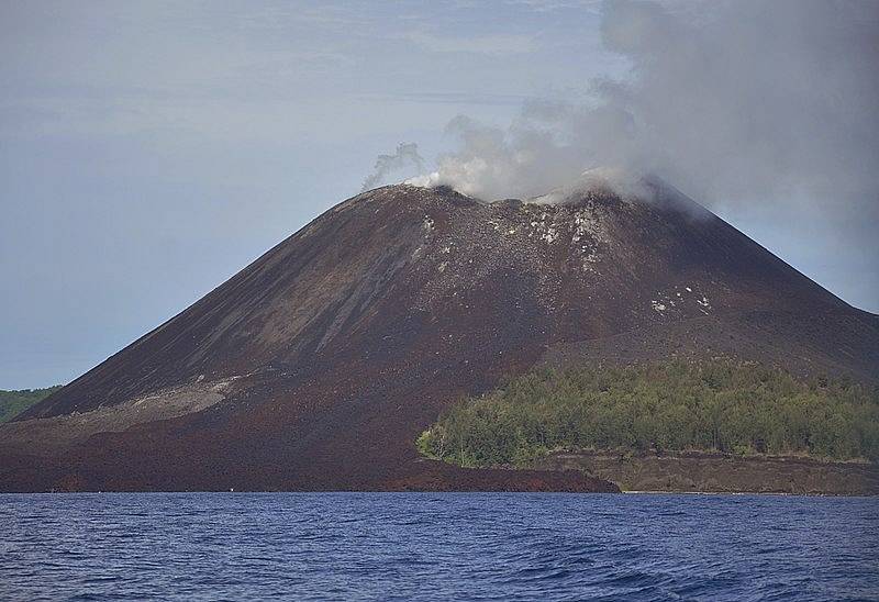 Sopka Krakatoa na snímku s dnes již neexistujícím sopečným kuželem.