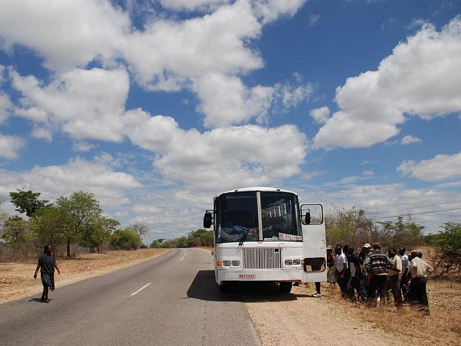 Typická krajina podél cesty v Zimbabwe