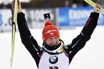 Dočkala se. Biatlonistka Veronika Vítková se raduje z premiérového triumfu v individuálním závodu SP.