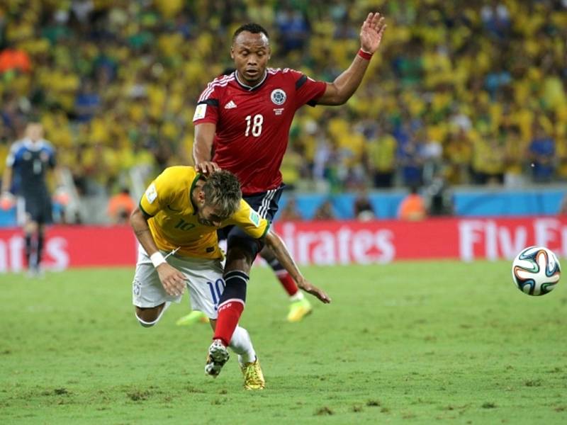 Juan Camilo Zúňiga z Kolumbie (vpravo) tvrdě naskočil do střelce Brazílie Neymara a kolenem mu zlomil obratel.