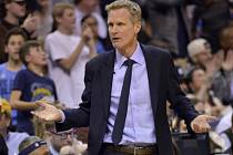 Trenér Golden State Steve Kerr.