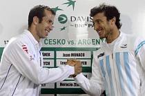 Radek Štěpánek (vlevo) a Juan Mónaco z Argentiny rozehrají semifinále Davis Cupu v Praze.