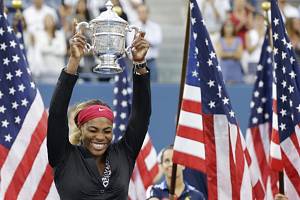 Serena Williamsová s trofejí pro vítězku US Open.