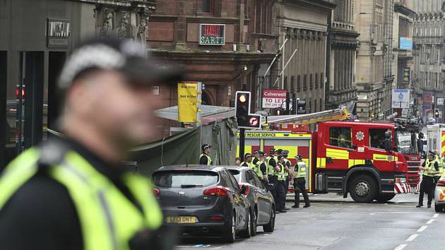 Vozidla bezpečnostních složek u místa incidentu v centru skotského Glasgow, kde útočník v hotelu ubodal tři lidi