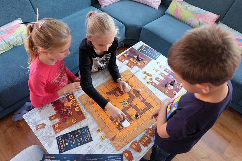 Hraní deskových her pomáhá u dětí rozvíjet inteligenci, představivost, logické myšlení, vzdělává je.