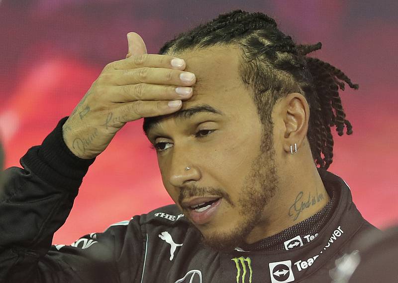 Smutek britského jezdce Lewise Hamiltona ze stáje Mercedes, který přišel o titul v posledním kole.