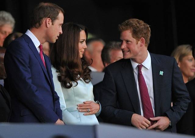 Princ William (vlevo) a Kate Middletonová