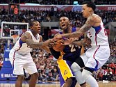 Legenda z Lakers Kobe Bryant se marně snaží prosadit přes urputnou obranu Clippers.